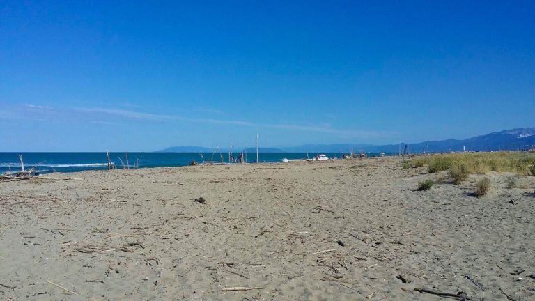 Spiagge nudiste in Versilia la spiaggia della Lecciona è tra le più